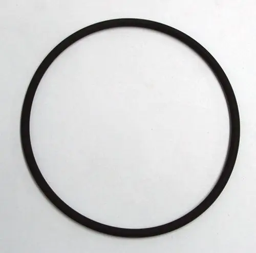Schwarzer O-Ring von Daikin mit rundem Querschnitt, geeignet für Flanschmontage. Er dient der Abdichtung und sollte in passender Größe verwendet werden.